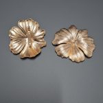 Gold-tone flower brooches (2228)