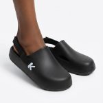 Unisex minimalist black foam clogs (068K)